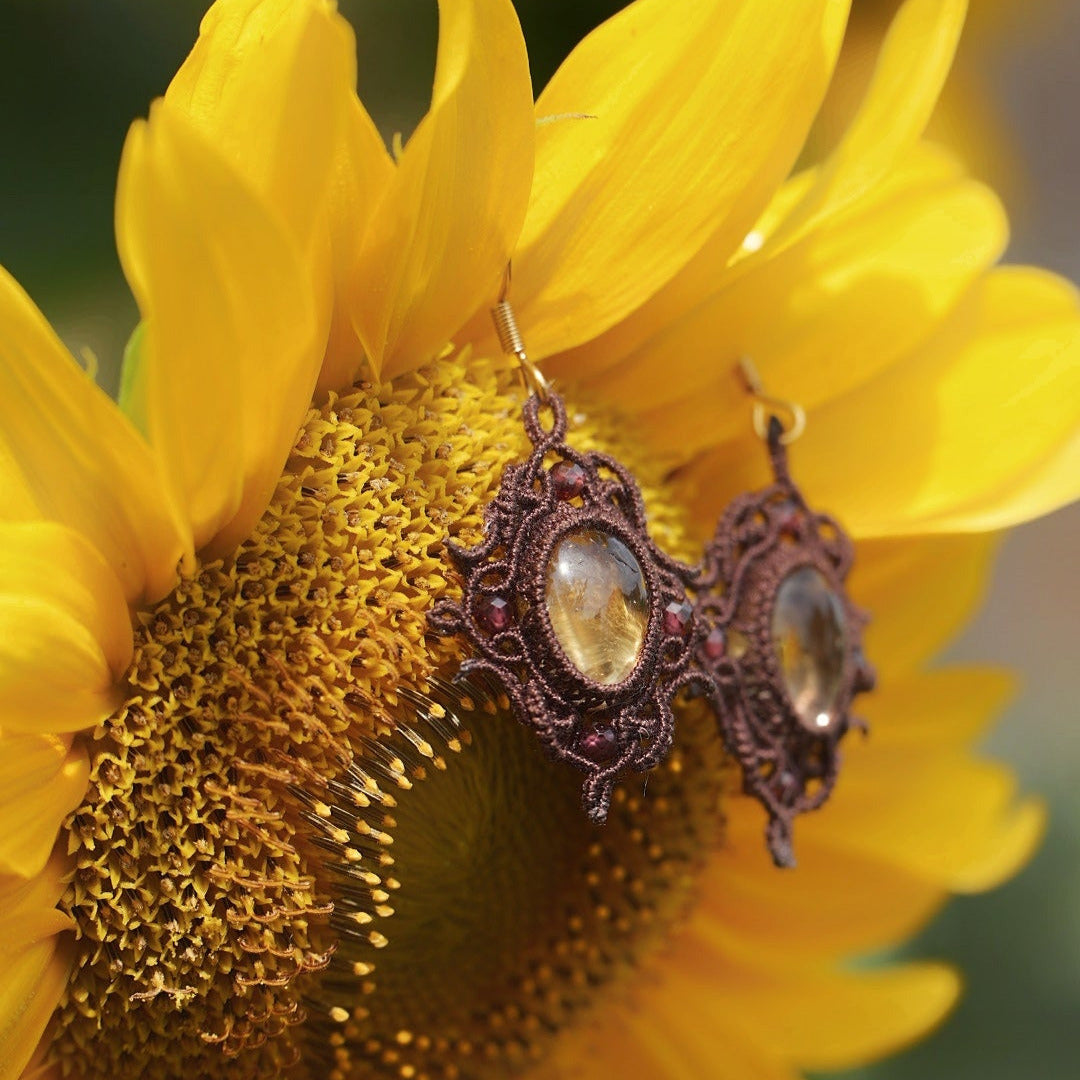 « Boucles d’oreilles losange citrine et grenat posées sur une fleur de tournesol – Bijoux bohèmes elfiques lumineux, fait main en micro macramé naturel »