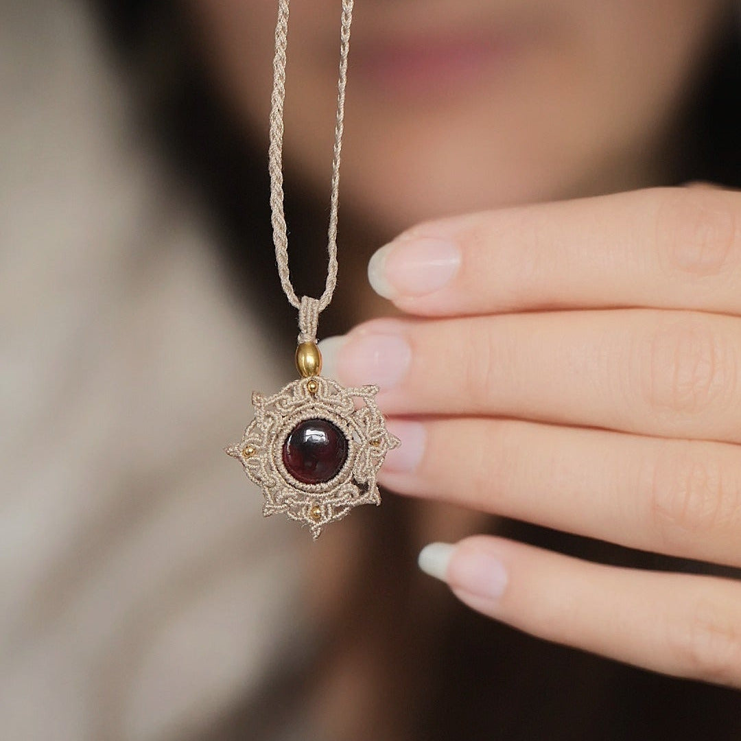 Collier Médaillon en micro macramé et grenat rouge - Coton & Astrance