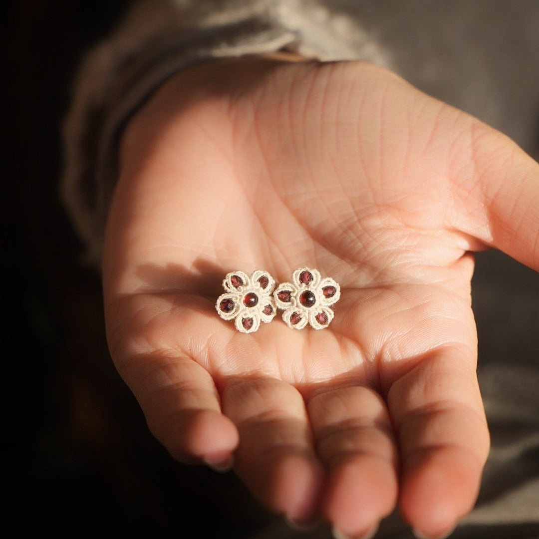 Puces d’oreilles florales en grenat rouge et micro macramé - Coton & Astrance