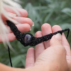 Collier ras-de-cou gothique en micro macramé et améthyste - Coton & Astrance