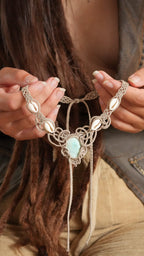 Collier plastron turquoise australienne et cauris – micro macramé - Coton & Astrance
