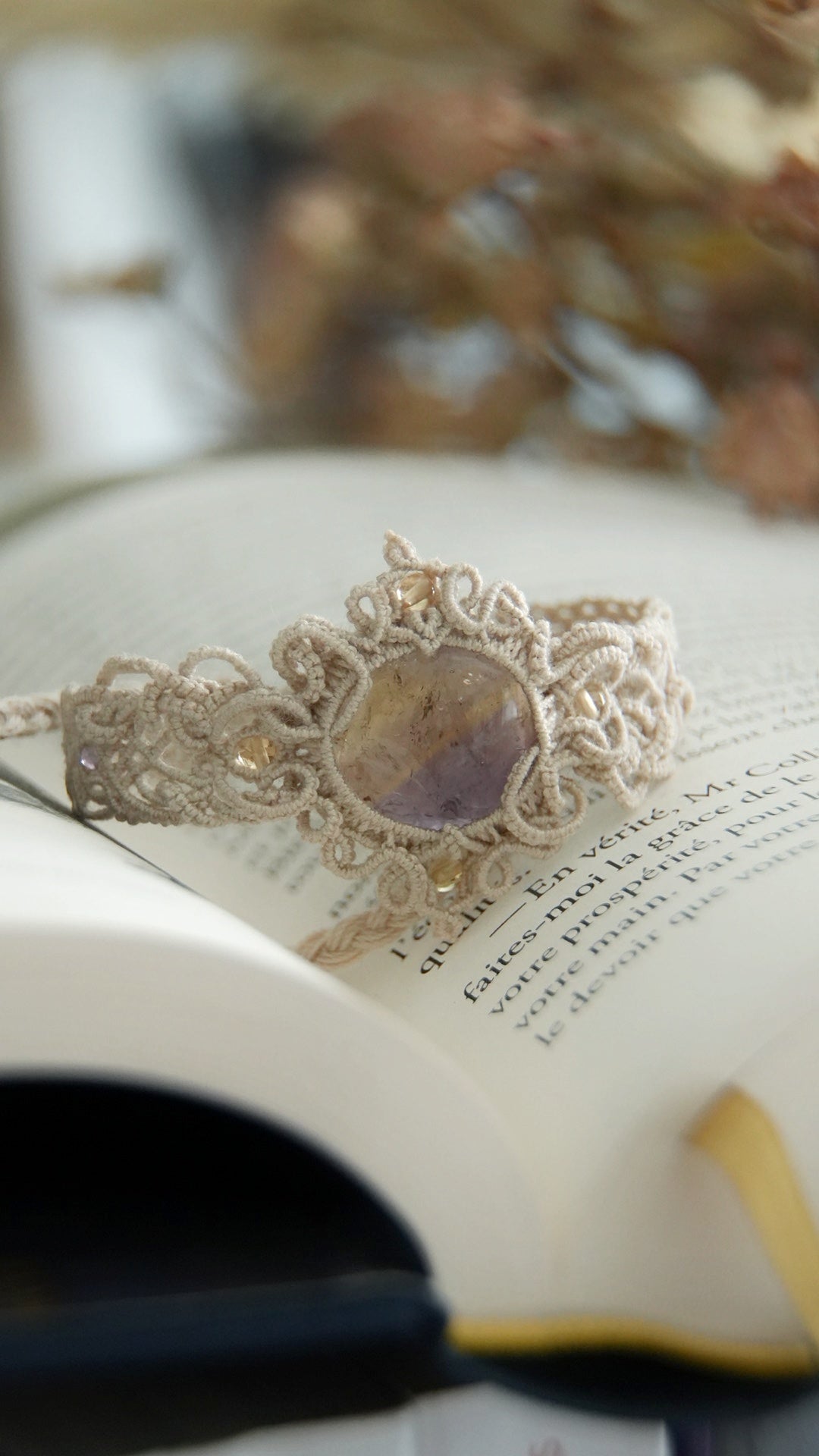 Manchette elfique en micro macramé avec amétrine, citrine et améthyste - Coton & Astrance