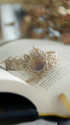 Manchette elfique en micro macramé avec amétrine, citrine et améthyste - Coton & Astrance