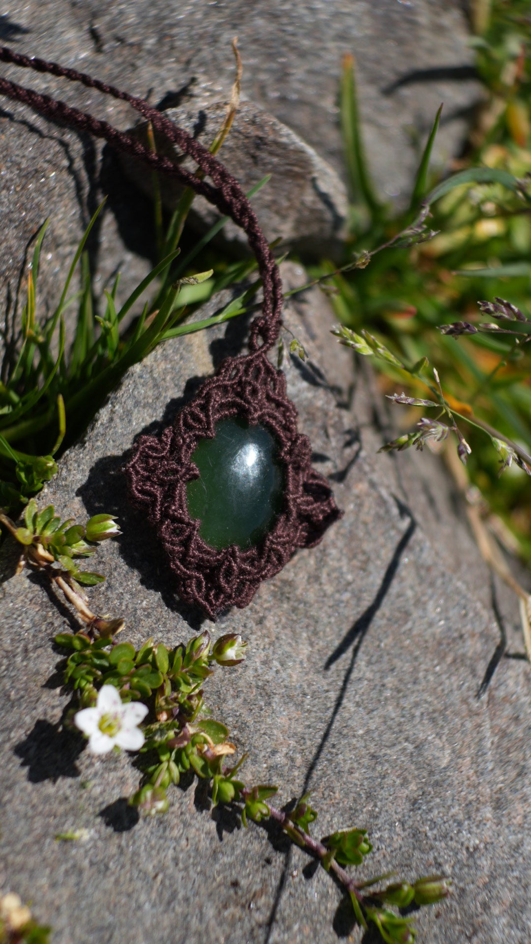 Pendentif jade vert naturel en micro macramé - Coton & Astrance