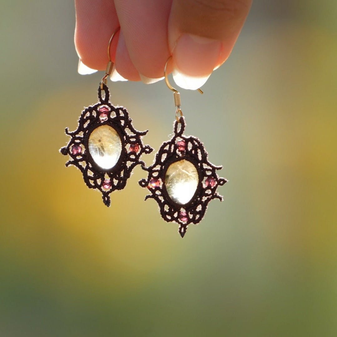 « Gros plan boucles d’oreilles bohèmes losange, citrine translucide et grenat rosé, bijou elfique lumineux en micro macramé marron, fait main en France »