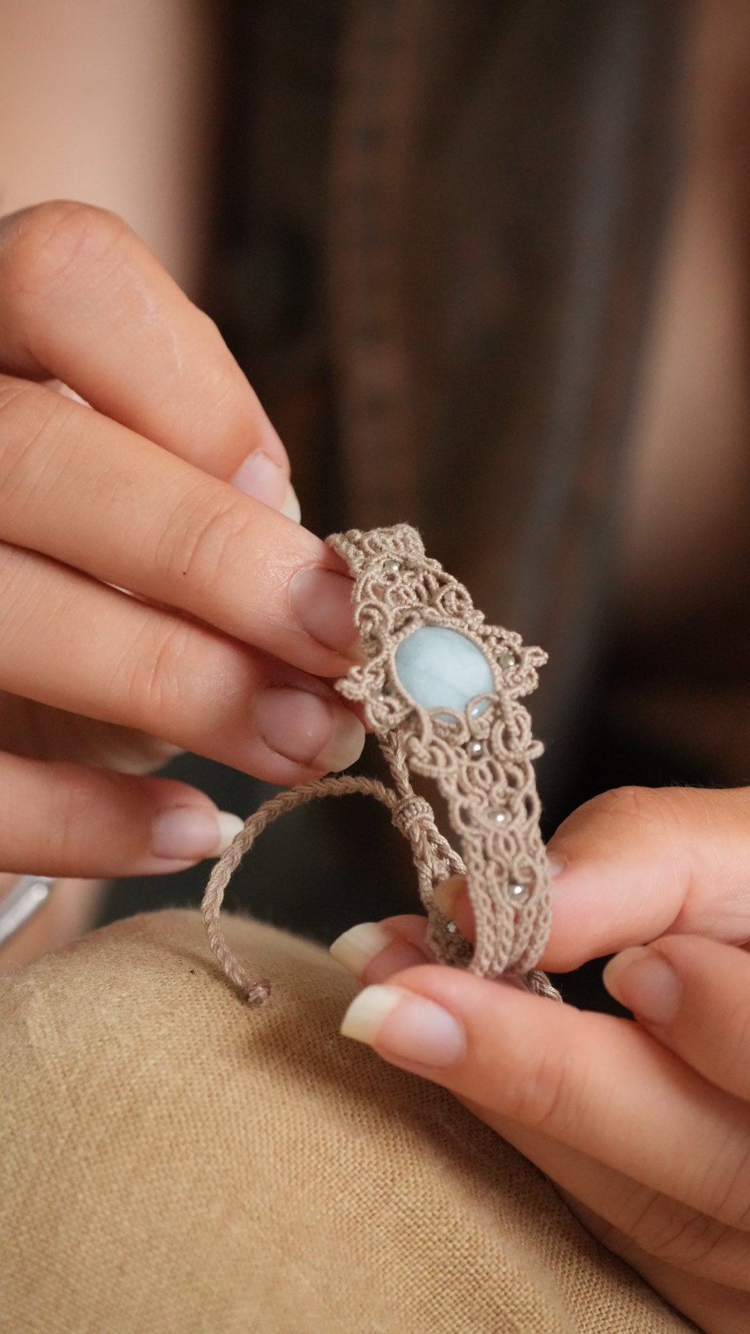Bracelet aigue-marine en micro macramé – manchette fine fait main - Coton & Astrance