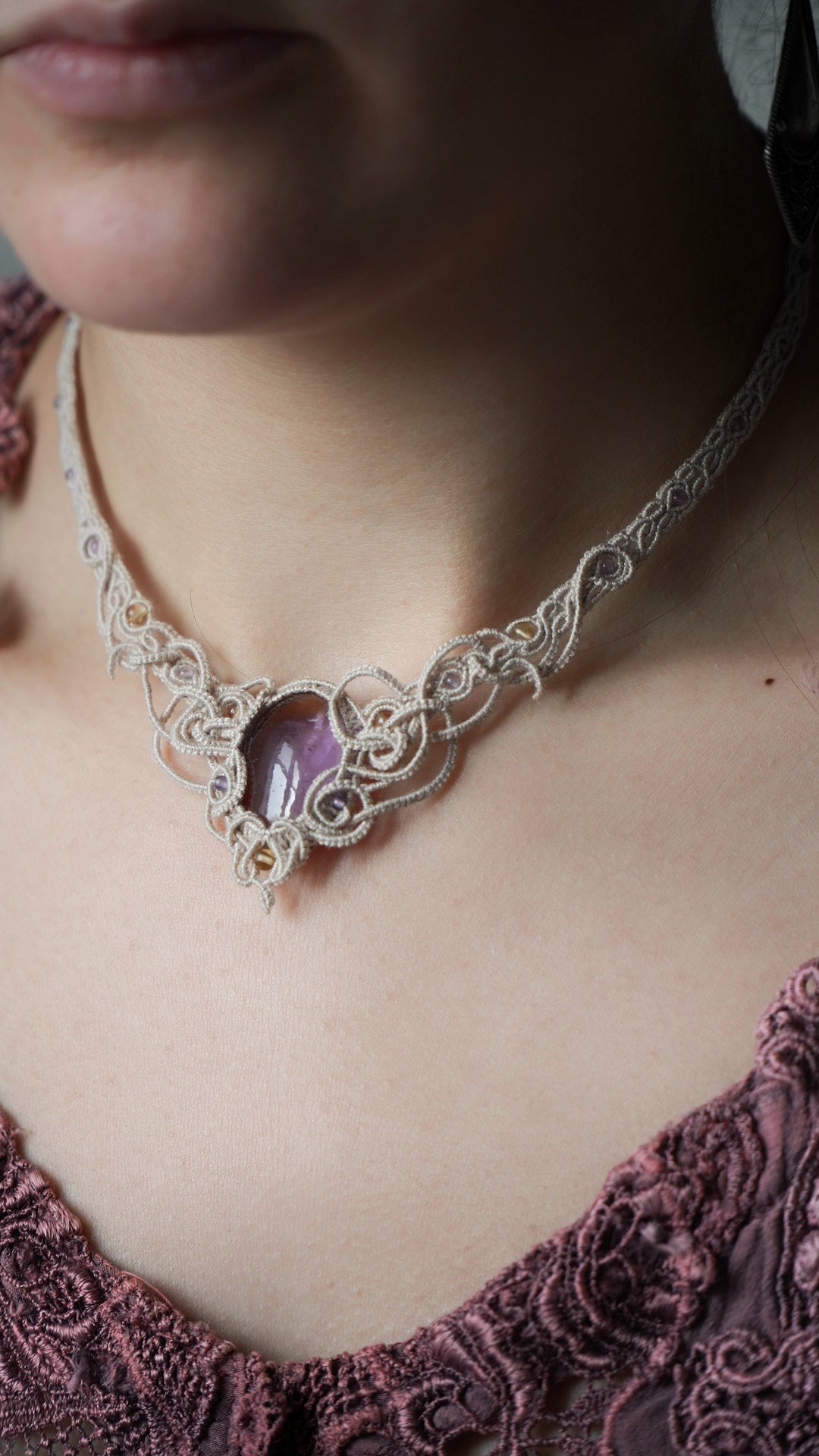 Collier plastron elfique en amétrine et micro macramé - Coton & Astrance