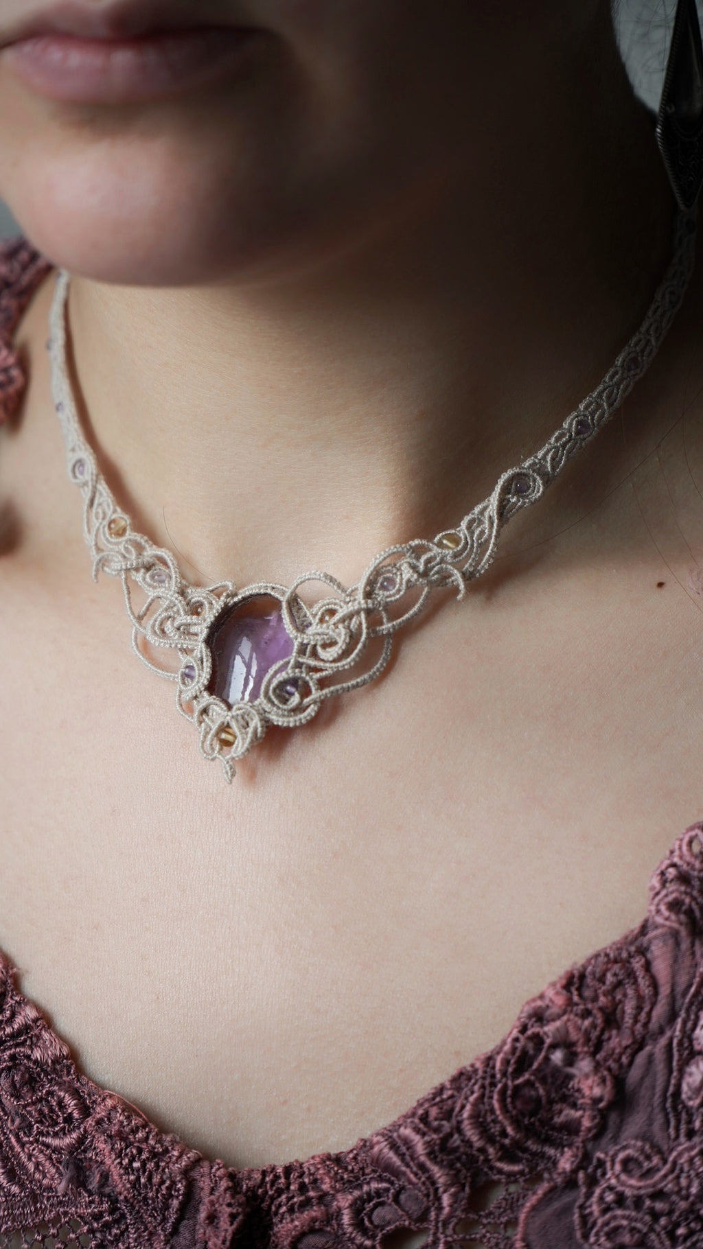 Collier plastron elfique en amétrine et micro macramé - Coton & Astrance