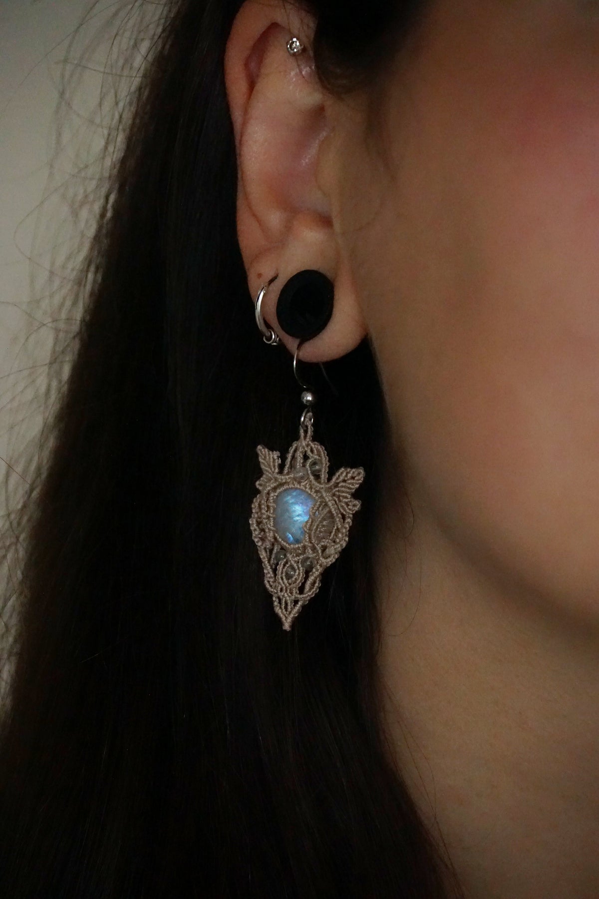 Boucles elfiques labradorite blanche – bijou bohème mariage féérique - Coton & Astrance