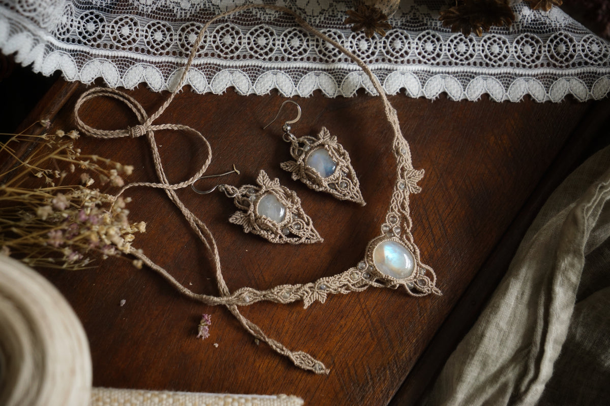 Boucles elfiques labradorite blanche – bijou bohème mariage féérique - Coton & Astrance