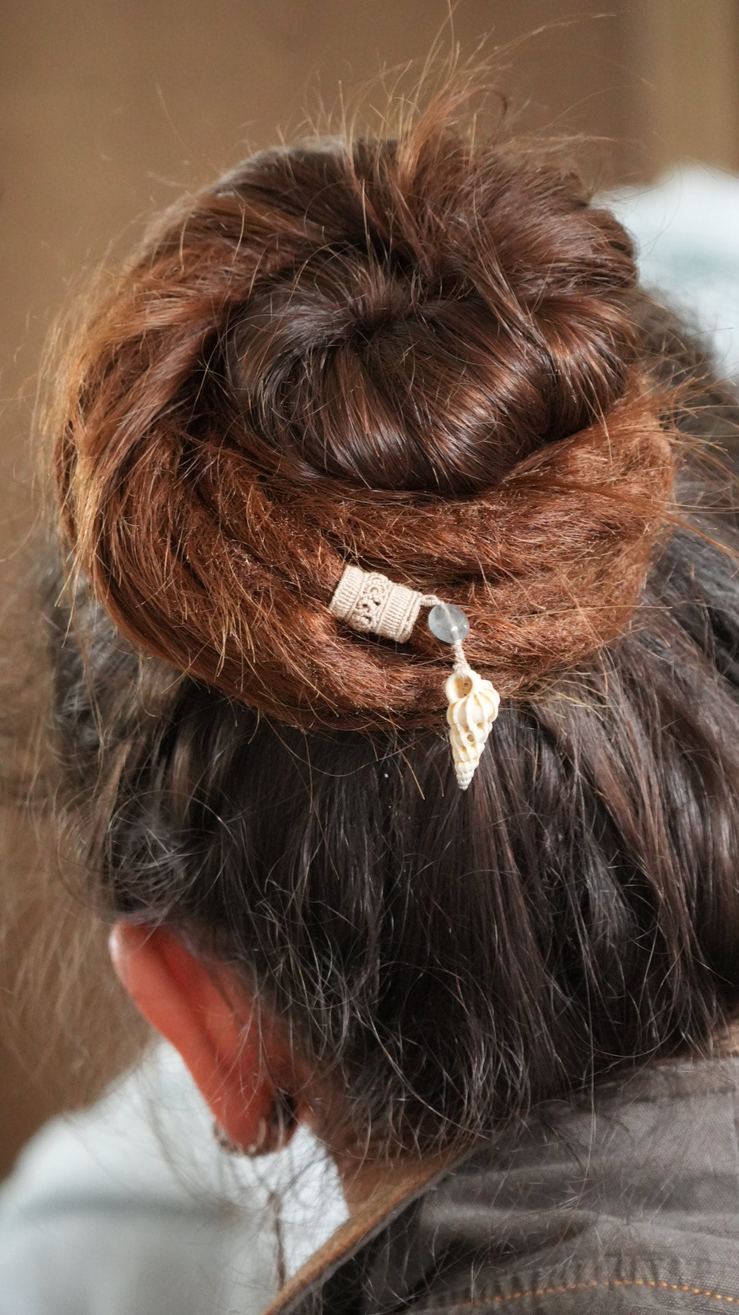 Perle de dreadlocks en micro macramé, fluorite et coquillage – bijou bohème - Coton & Astrance