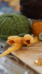 Broche crocus jaune micro macramé, boutonnière de mariage fleur - Coton & Astrance