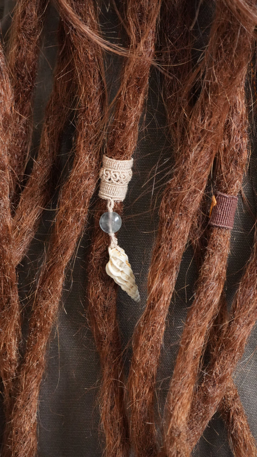 Perle de dreadlocks en micro macramé, fluorite et coquillage – bijou bohème - Coton & Astrance