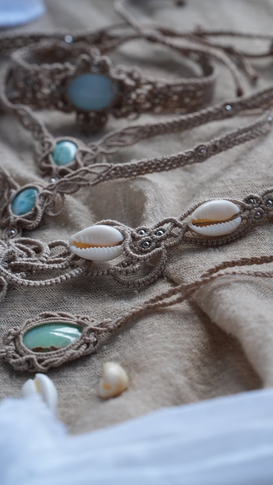Collier plastron turquoise australienne et cauris – micro macramé - Coton & Astrance