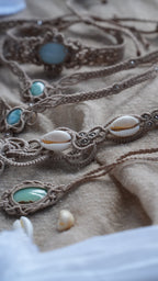 Collier plastron turquoise australienne et cauris – micro macramé - Coton & Astrance