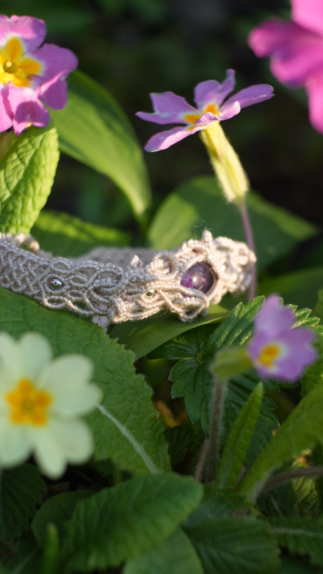 Bracelet asymétrique elfique en Améthyste et micro macramé - Coton & Astrance