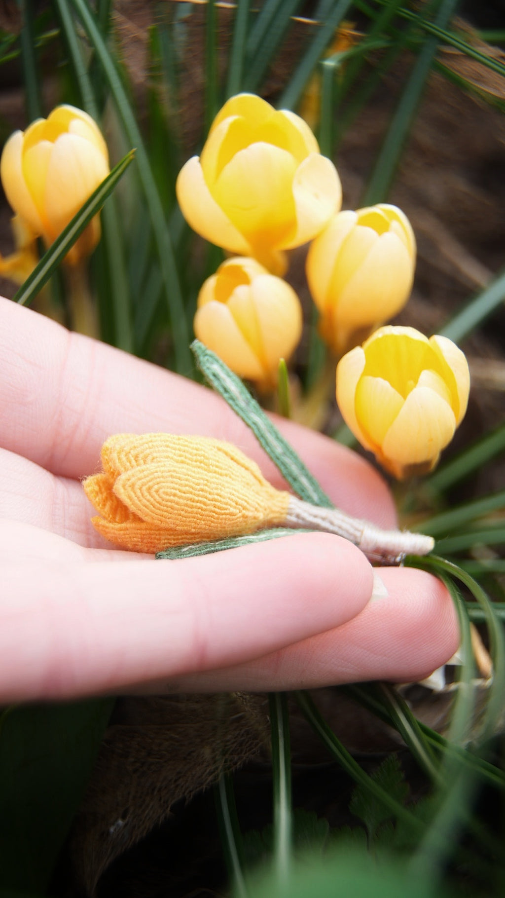 Broche crocus jaune micro macramé, boutonnière de mariage fleur - Coton & Astrance