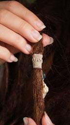 Perle de dreadlocks en micro macramé, fluorite et coquillage – bijou bohème - Coton & Astrance