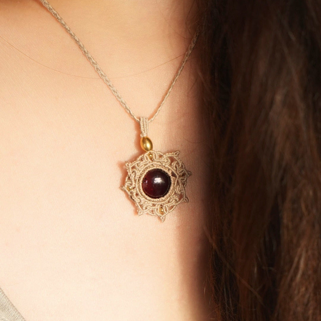 Collier Médaillon en micro macramé et grenat rouge - Coton & Astrance