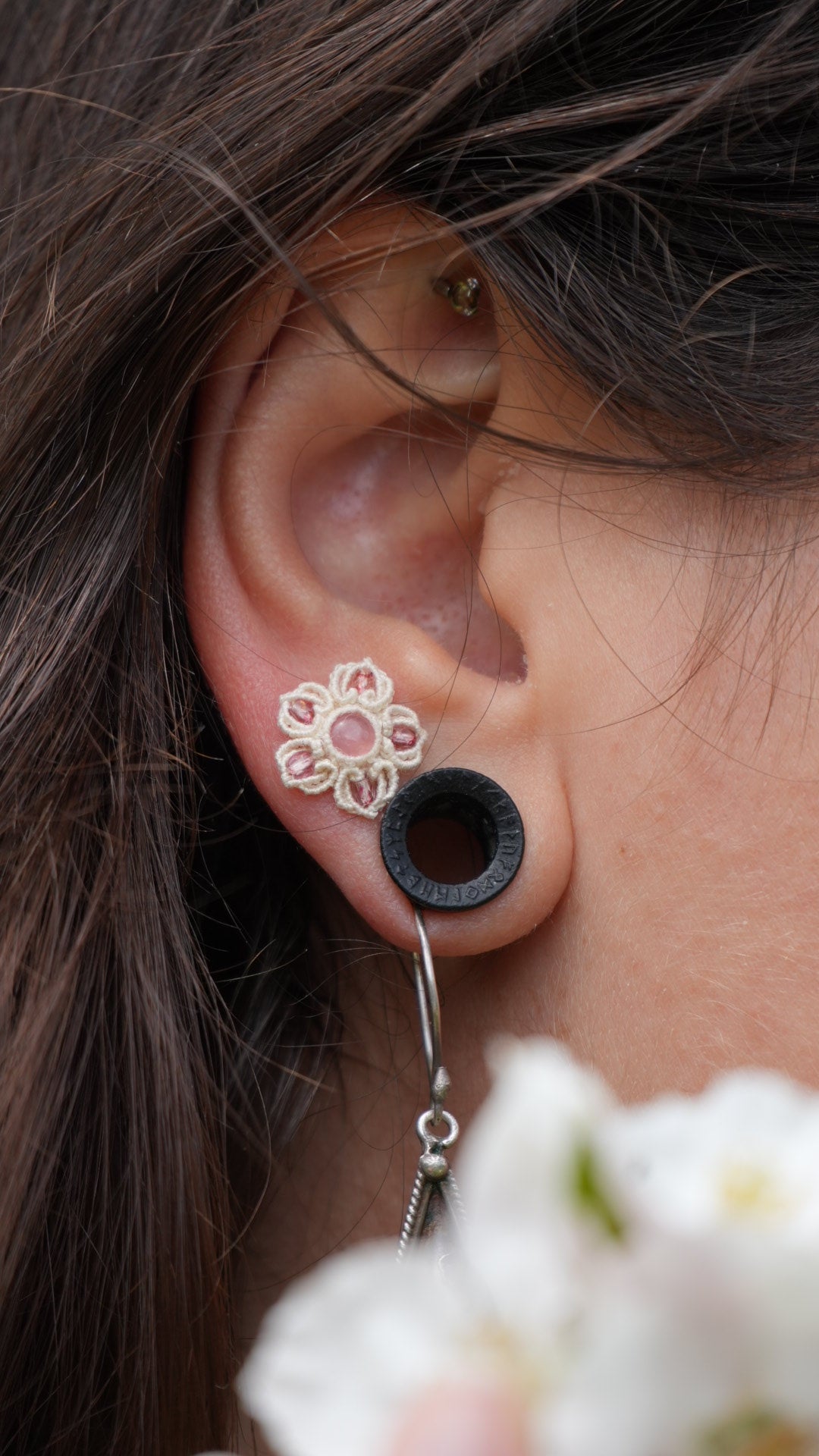 Puces d’oreilles florale en micro macramé rhodochrosite rose - Coton & Astrance
