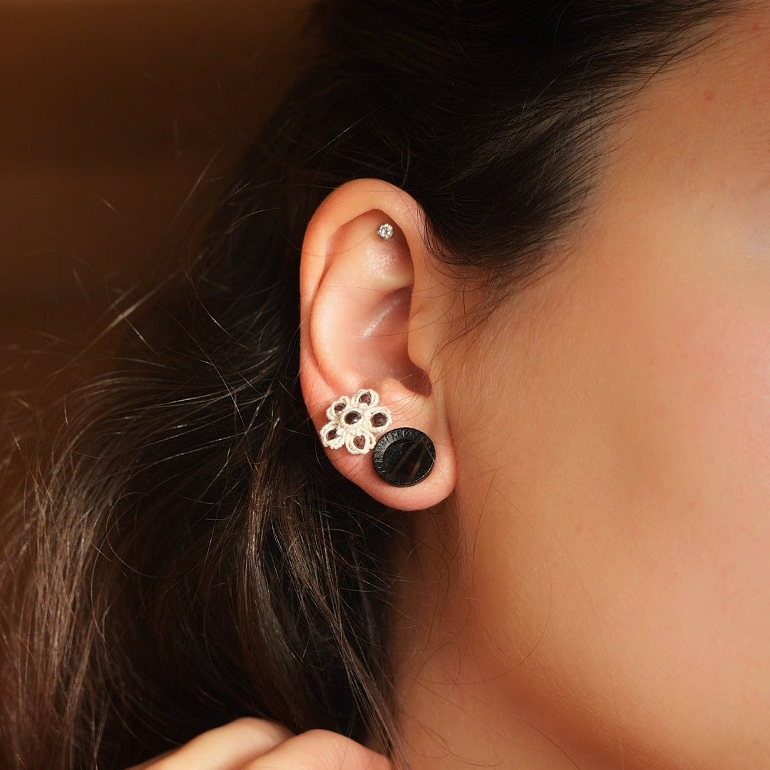 Puces d’oreilles florales en grenat rouge et micro macramé - Coton & Astrance