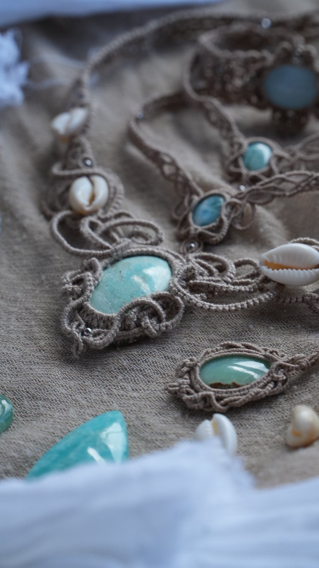 Collier plastron turquoise australienne et cauris – micro macramé - Coton & Astrance