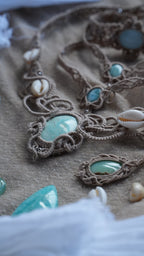 Collier plastron turquoise australienne et cauris – micro macramé - Coton & Astrance