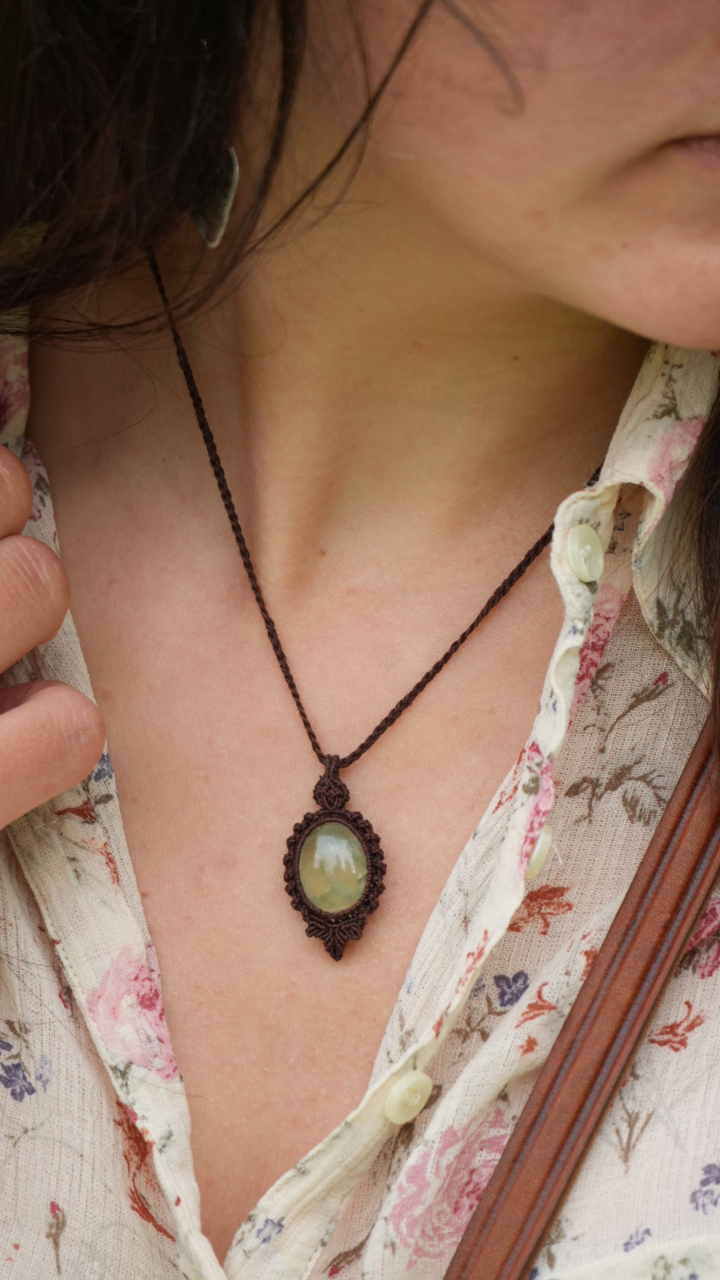 Collier micro macramé elfique avec prhénite - Coton & Astrance