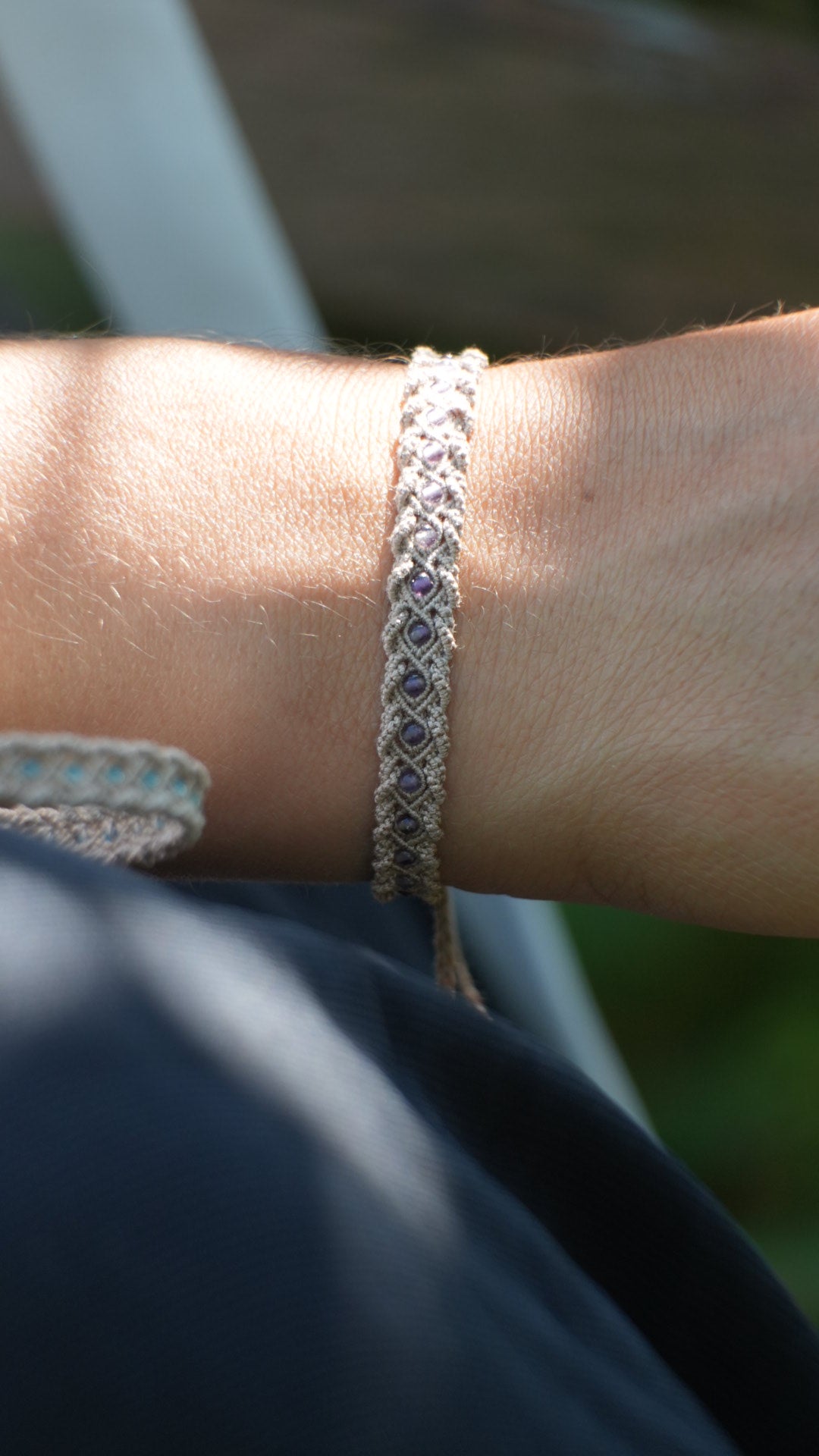 Bracelet tressé en micro macramé avec améthyste – Coton et Astrance