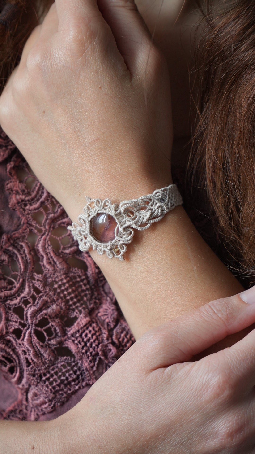 Manchette elfique en micro macramé avec amétrine, citrine et améthyste - Coton & Astrance