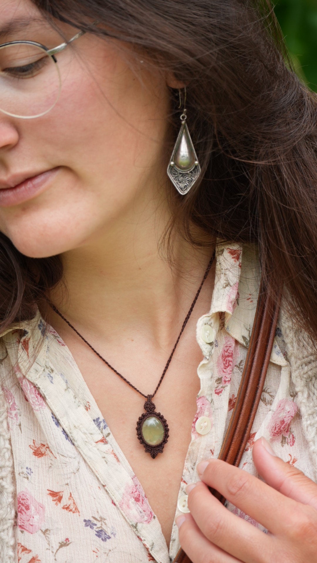 Pendentif elfique en phrénite verte tissé à la main par Coton et Astrance 