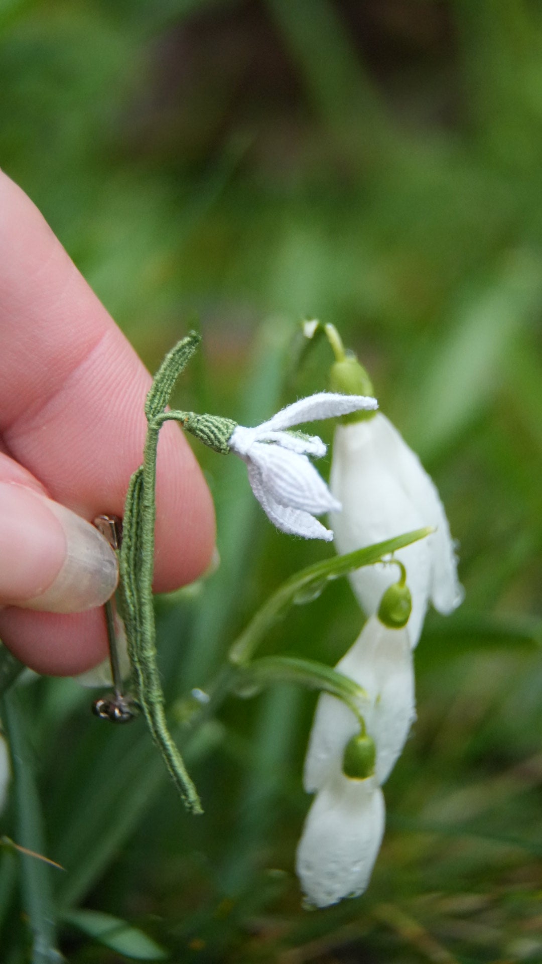 Broche perce-neige en micro macramé - Coton & Astrance