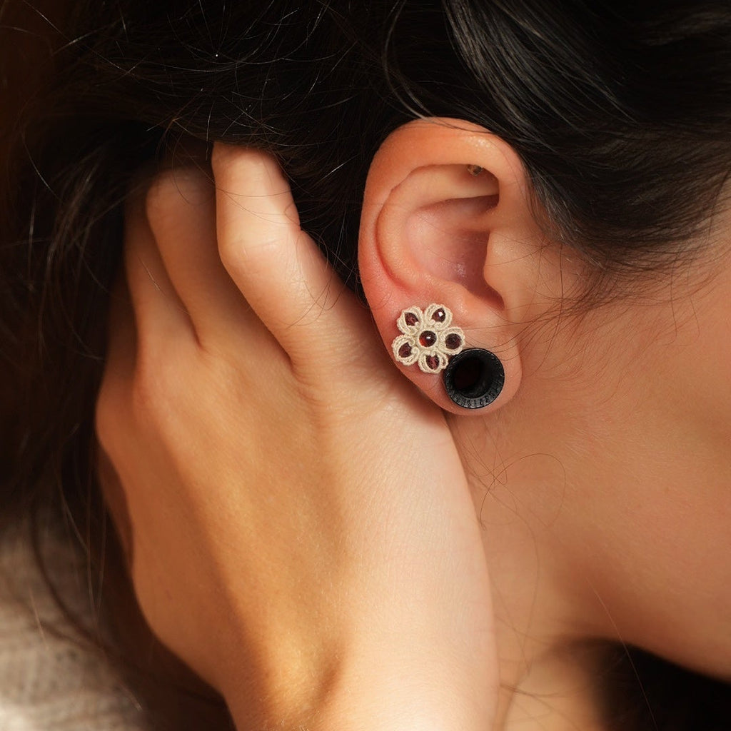 Puces d’oreilles florales en grenat rouge et micro macramé - Coton & Astrance