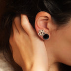 Puces d’oreilles florales en grenat rouge et micro macramé - Coton & Astrance