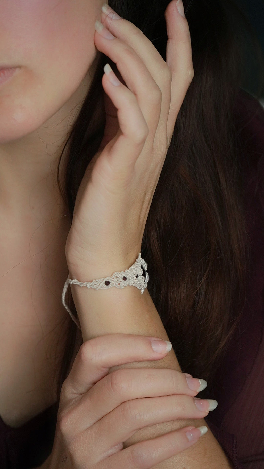 Bracelet elfique avec grenat rouge ovale et perles – Coton et Astrance