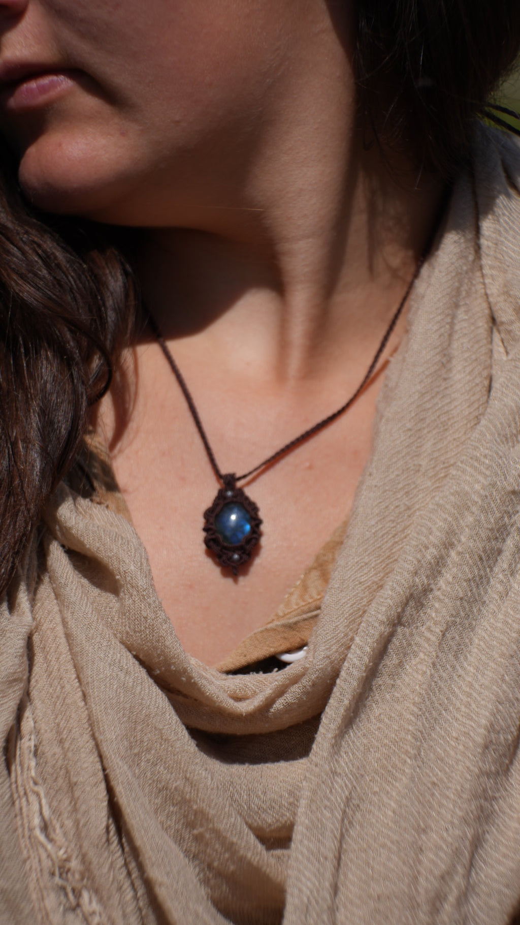 Pendentif labradorite bleue en micro macramé – bijou celtique artisanal - Coton & Astrance
