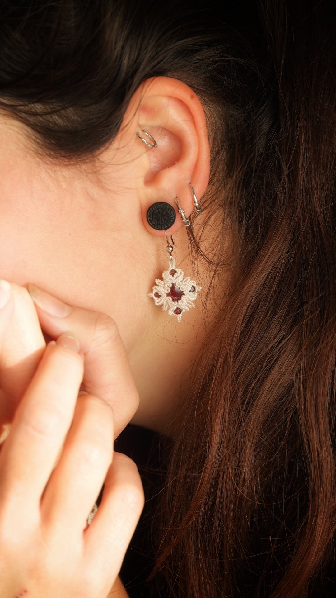 Boucles d’oreilles elfiques en grenat rouge micro macramé – Coton et Astrance