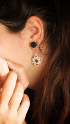 Boucles d’oreilles elfiques en grenat rouge micro macramé – Coton et Astrance