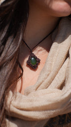 Pendentif jade vert naturel en micro macramé - Coton & Astrance
