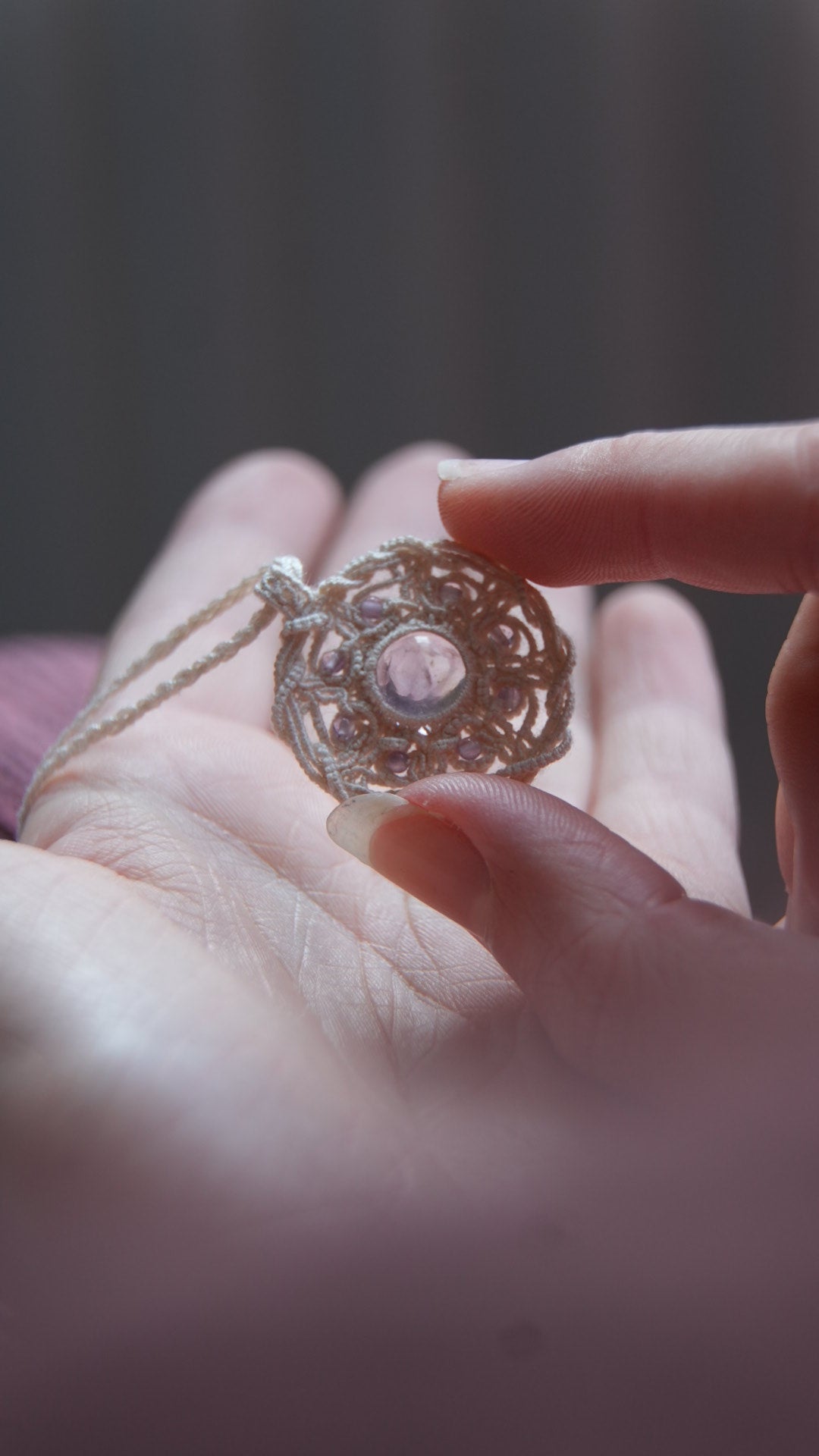 Pendentif médaillon celtique en micro macramé avec amétrine pâle et améthyste - Coton & Astrance