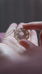 Pendentif médaillon celtique en micro macramé avec amétrine pâle et améthyste - Coton & Astrance
