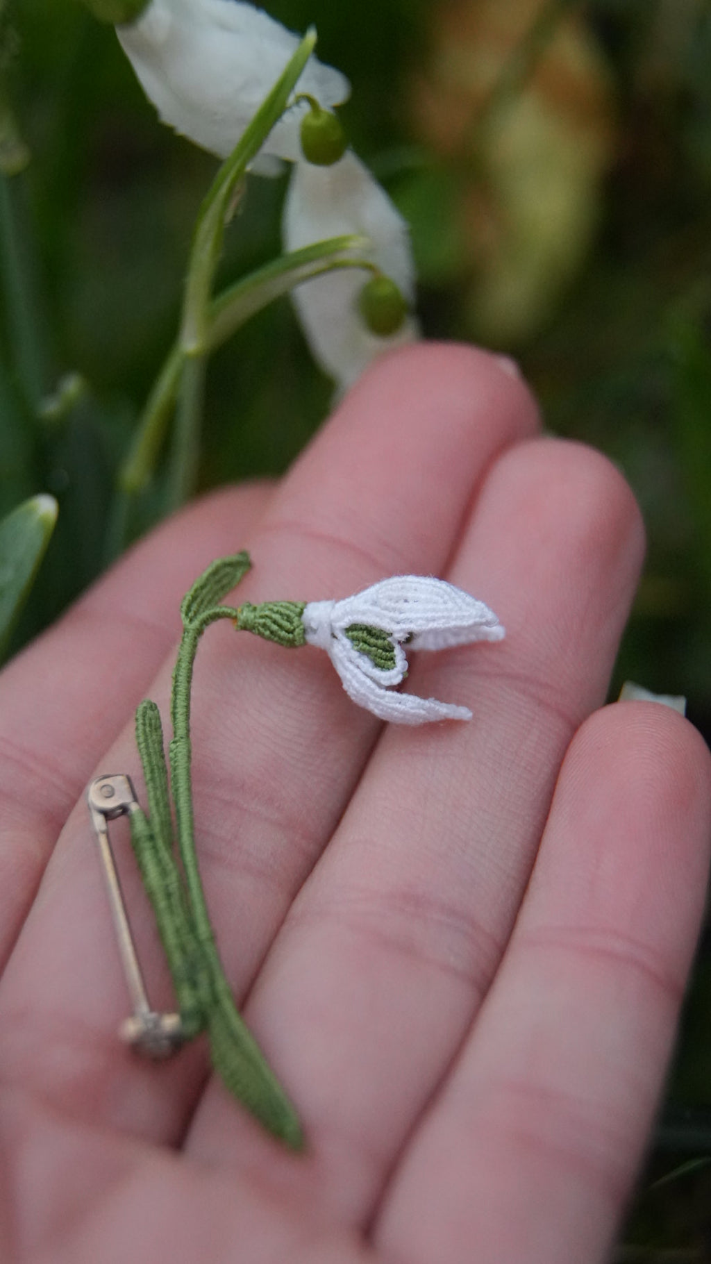 Broche perce-neige en micro macramé - Coton & Astrance