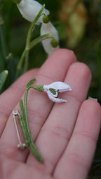 Broche perce-neige en micro macramé - Coton & Astrance