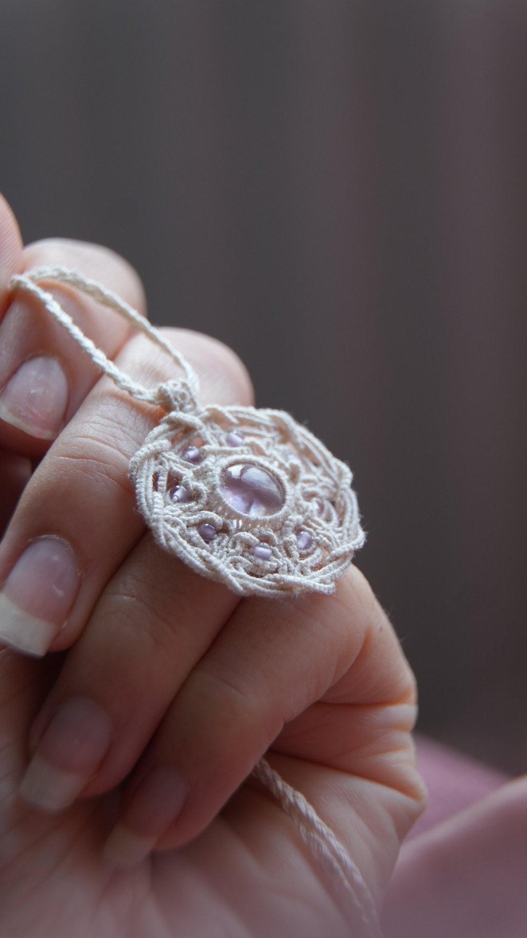 Pendentif médaillon celtique en micro macramé avec amétrine pâle et améthyste - Coton & Astrance