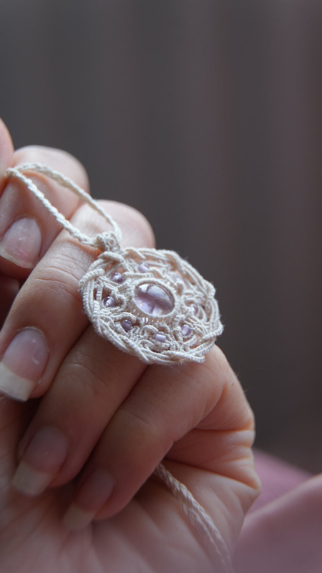Pendentif médaillon celtique en micro macramé avec amétrine pâle et améthyste - Coton & Astrance