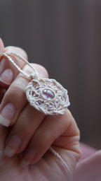 Pendentif médaillon celtique en micro macramé avec amétrine pâle et améthyste - Coton & Astrance