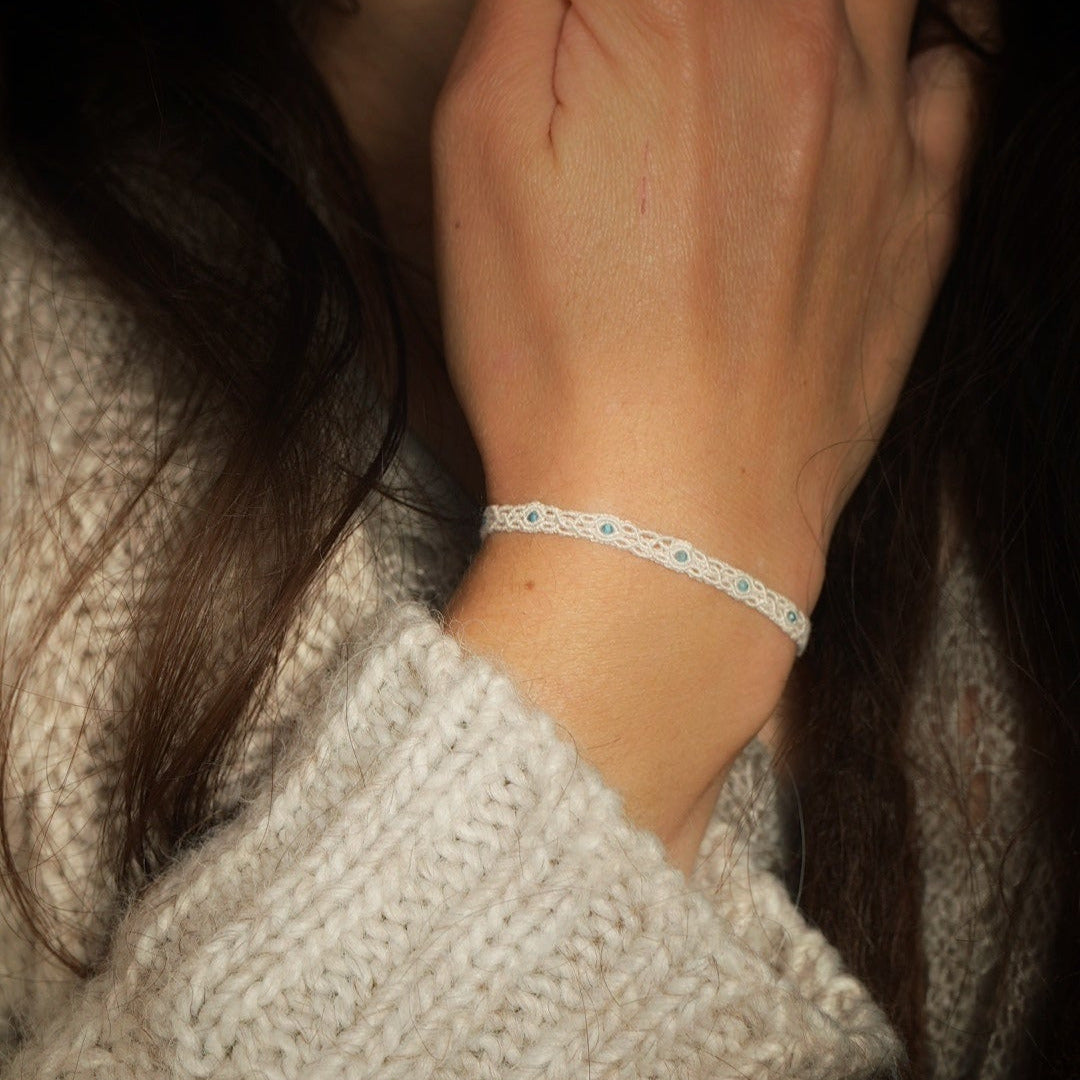 Bracelet fin en apatite bleue, micro macramé minimaliste - Coton & Astrance