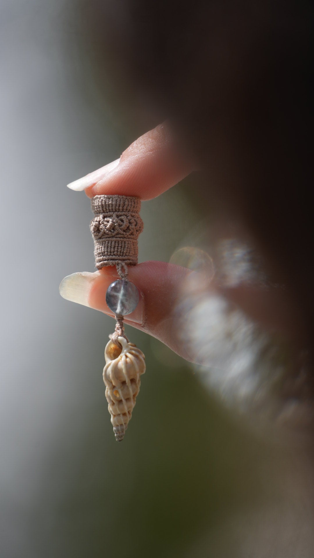 Perle de dreadlocks en micro macramé, fluorite et coquillage – bijou bohème - Coton & Astrance