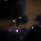 Clous d’oreilles noirs en micro macramé avec onyx, style elfique et vampire, bijou artisanal hypoallergénique. Coton et Astrance