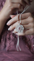 Pendentif médaillon celtique en micro macramé avec amétrine pâle et améthyste - Coton & Astrance